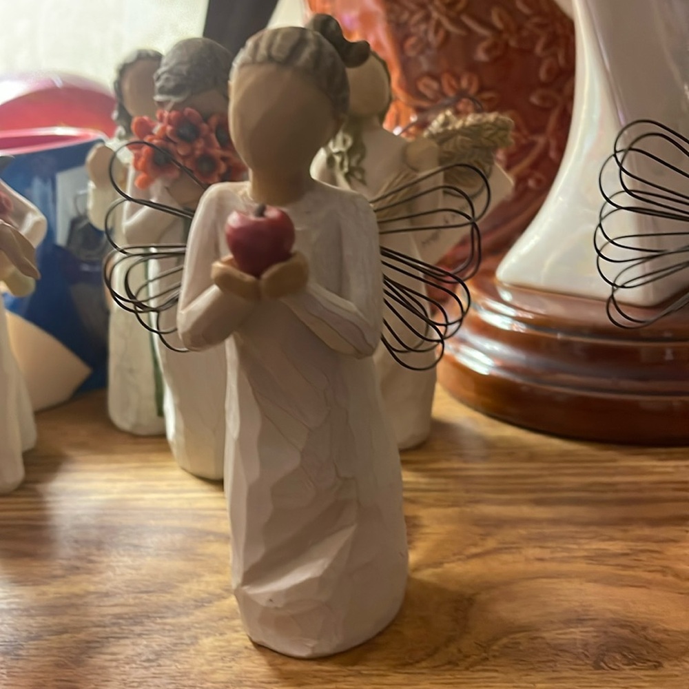 Willow Tree Angel Figurine with an Apple “ you are the best “